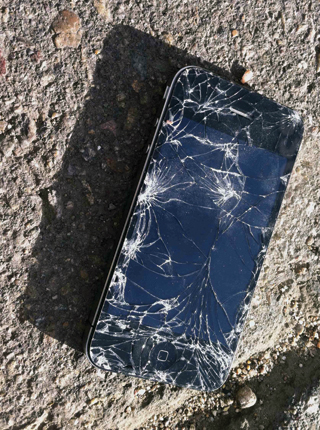 34060 22 iPhone 4 cracked smaller