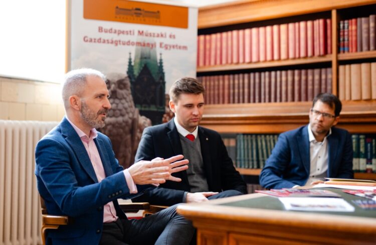Dr. Bihari Péter oktatási rektorhelyettes (balról), és Radácsi Kristóf az Egyetemi Hallgatói Képviselet elnöke Egyetem BME