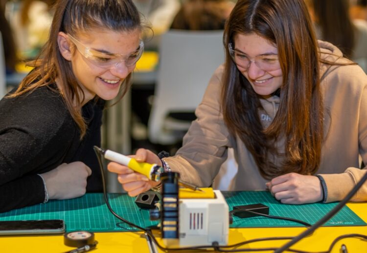Hatalmas szakadék a nemek között a munkaerőpiacon Huawei palyaorientacios workshop