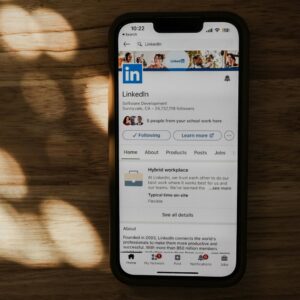 A Linkedin egy konkrét közönségre fókuszál: leendő munkaadókra, potenciális vezetőkre, ami megköveteli, hogy saját magunk legjobb változatát prezentáljuk. (Kép: Pexels)